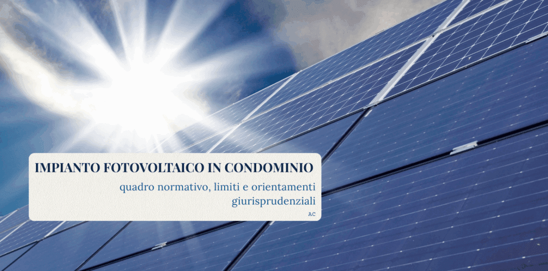 Pannelli fotovoltaici installati su tetto condominiale con luce solare intensa