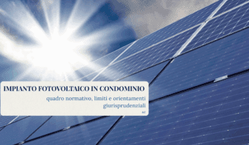 Pannelli fotovoltaici installati su tetto condominiale con luce solare intensa