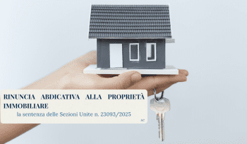 Mani che reggono un modellino di casa con un mazzo di chiavi, simbolo della rinuncia alla proprietà immobiliare.