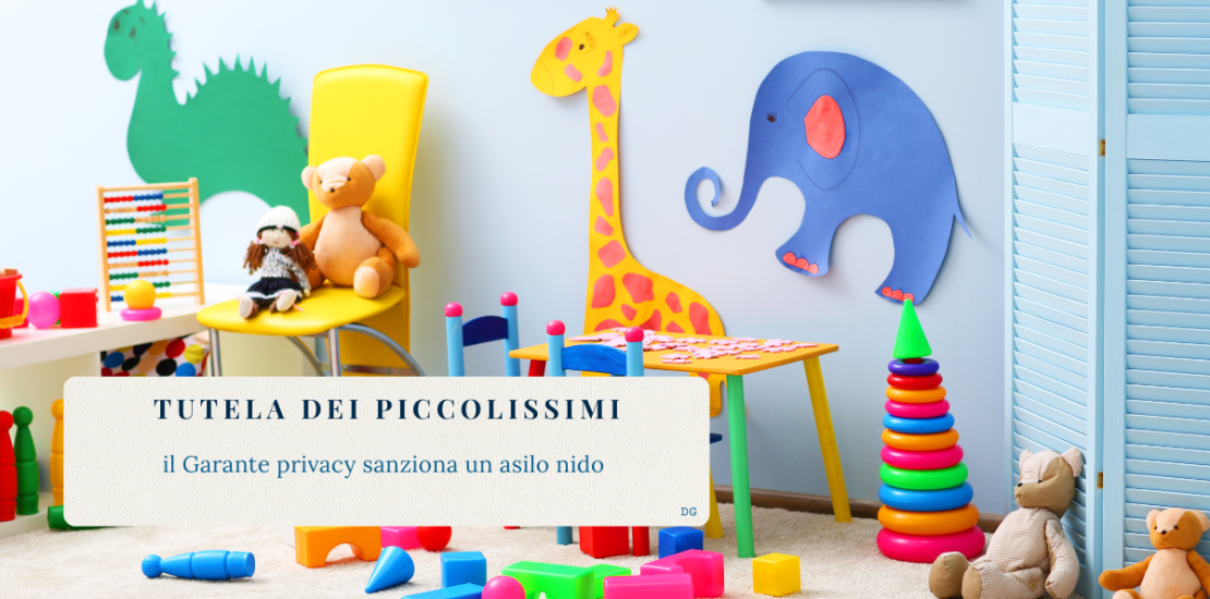 Aula di un asilo nido con giocattoli colorati e pupazzi, senza bambini, simbolo della tutela della privacy dei bambini