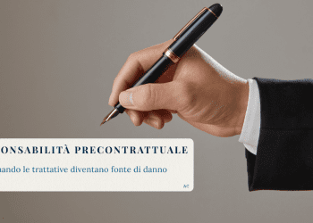 Mano di un professionista che impugna una penna stilografica, simbolo della fase di trattativa.