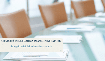 Sala riunioni moderna con sedie color cuoio e documenti legali su un tavolo di vetro; in sovrimpressione il titolo “Gratuità della carica di amministratore – la legittimità della clausola statutaria”