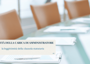 Sala riunioni moderna con sedie color cuoio e documenti legali su un tavolo di vetro; in sovrimpressione il titolo “Gratuità della carica di amministratore – la legittimità della clausola statutaria”