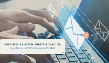 Interfaccia digitale con icone di e-mail in sovrimpressione su una tastiera, a richiamo dei servizi online e delle comunicazioni elettroniche.