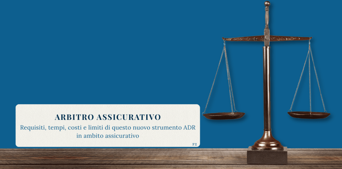 Bilancia della giustizia su sfondo blu, simbolo di equilibrio e risoluzione stragiudiziale delle controversie assicurative
