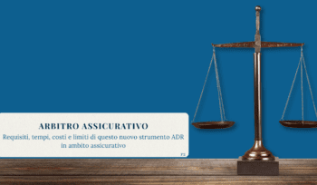 Bilancia della giustizia su sfondo blu, simbolo di equilibrio e risoluzione stragiudiziale delle controversie assicurative