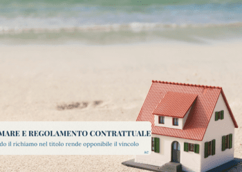 Modello di casa fronte mare sulla sabbia, immagine simbolica di servitù e regolamento condominiale contrattuale opponibile ai successivi acquirenti.