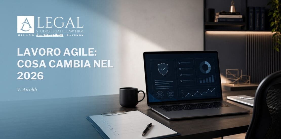 Postazione di lavoro moderna con laptop, clipboard e documenti, in un ambiente ordinato e minimale, a rappresentare la sicurezza e la governance del lavoro agile.