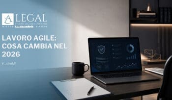 Postazione di lavoro moderna con laptop, clipboard e documenti, in un ambiente ordinato e minimale, a rappresentare la sicurezza e la governance del lavoro agile.
