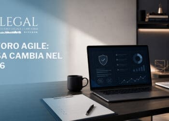 Postazione di lavoro moderna con laptop, clipboard e documenti, in un ambiente ordinato e minimale, a rappresentare la sicurezza e la governance del lavoro agile.