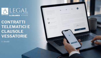 Professionista utilizza laptop e smartphone per approvare un contratto telematico tramite verifica elettronica.