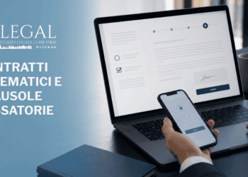 Professionista utilizza laptop e smartphone per approvare un contratto telematico tramite verifica elettronica.