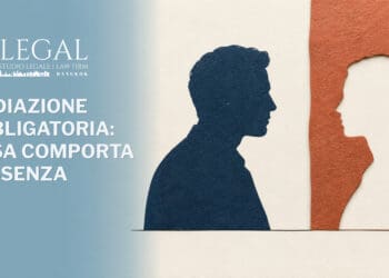 Mediazione obbligatoria: cosa comporta l’assenza. Un profilo blu rivolto a una sagoma vuota ritagliata nella carta.